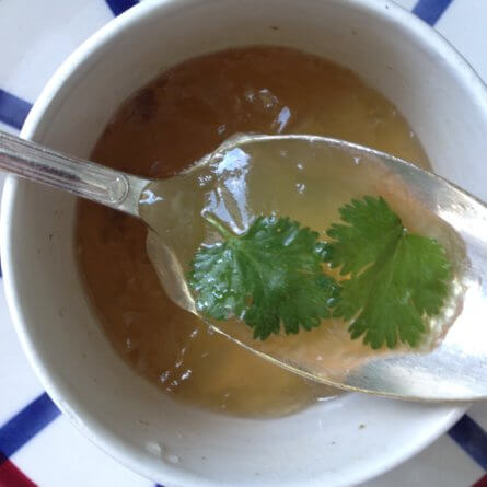 Bouillon en gelée avec de la coriandre