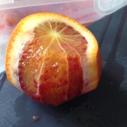 Peler l'agrume à vif…