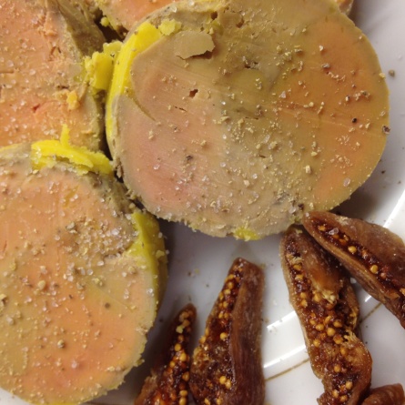 Foie gras servi avec des figues séches et des pâtes de coing