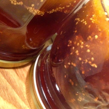 La confiture est mise en pots 