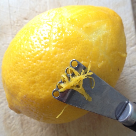 Prélevez le zeste d'un citron non traité, lavé et essuyé…