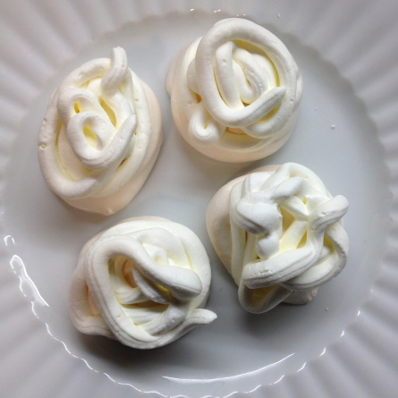 Socles de meringues et crème fouettée