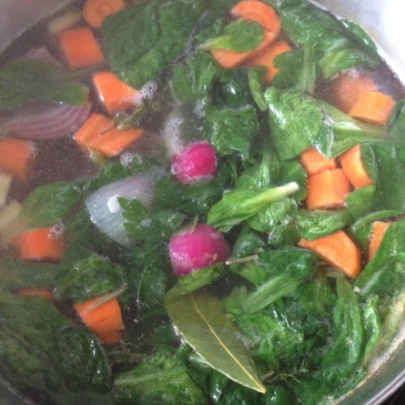 Les légumes pour le bouillon vont cuire une heure et demie