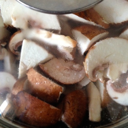 Les champignons cuisent doucement